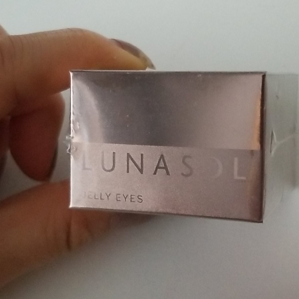 BNIB Lunasol sheer blue shimmer eyeahadow base